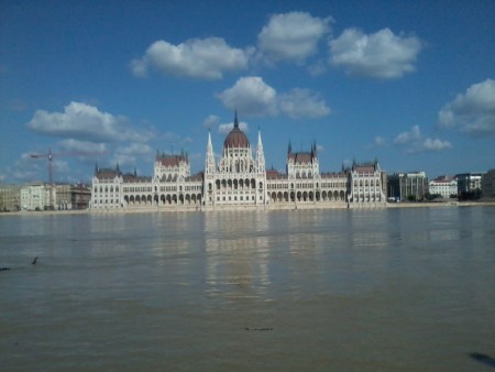 Le Parlement entierement rénové (photo prise lors de l'inondation de juin)