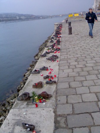 Lieu de commémoration juif avec des "chaussures"