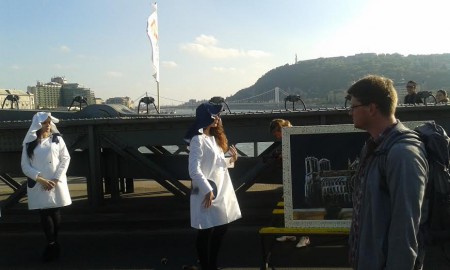 Défilé de mode sur le pont, vue sur la colline Gérard